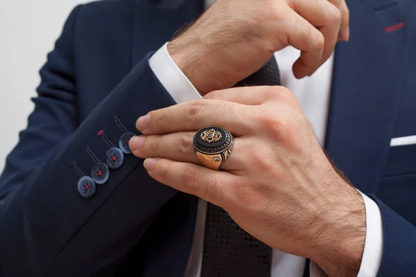 Männerhand Mit Silbernen Ringen Den Fingern — Stockfoto