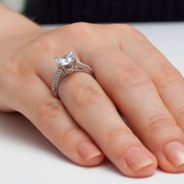 Beyaz arka planda, kadın parmağına takılar takmak.