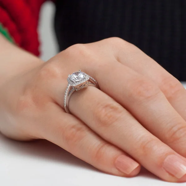 Stringing Κοσμήματα Στο Γυναικείο Δάχτυλο Γυαλισμένο Χέρι Λευκό Φόντο — Φωτογραφία Αρχείου