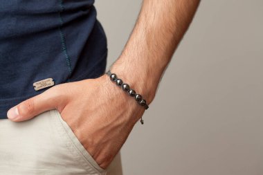 Bileklik modelleri erkek bilekliğine takılıyor..