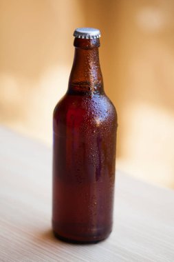 Köpüklü, lezzetli, bardakta soğuk bira, sahanın derinliğinde bira.