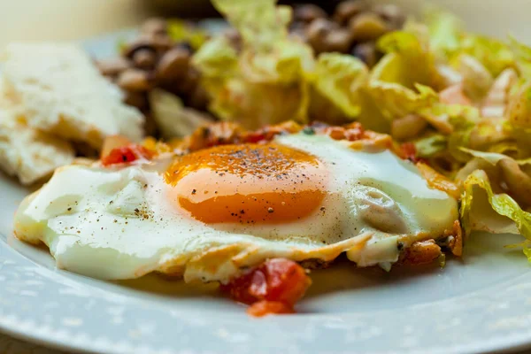 Ovos Mexidos Prato Saladas Lado Dele — Fotografia de Stock