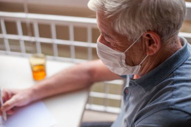 Covid-19 Gün Evde yalnız zaman geçirmek için.