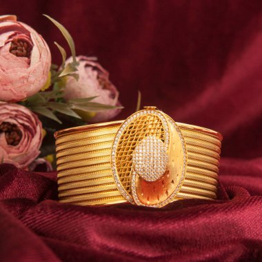 Kırmızı kadife kumaşa çizilmiş altın kadın mücevherleri.