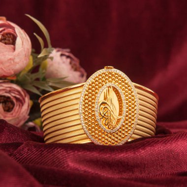 Kırmızı kadife kumaşa çizilmiş altın kadın mücevherleri.