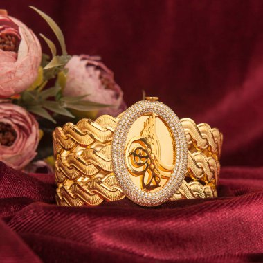 Kırmızı kadife kumaşa çizilmiş altın kadın mücevherleri.