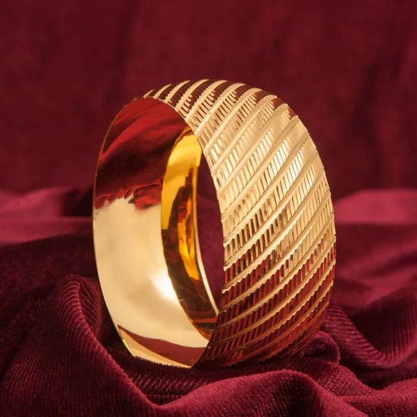 Złota Biżuteria Damska Narysowana Czerwonym Aksamitnym Materiale — Zdjęcie stockowe