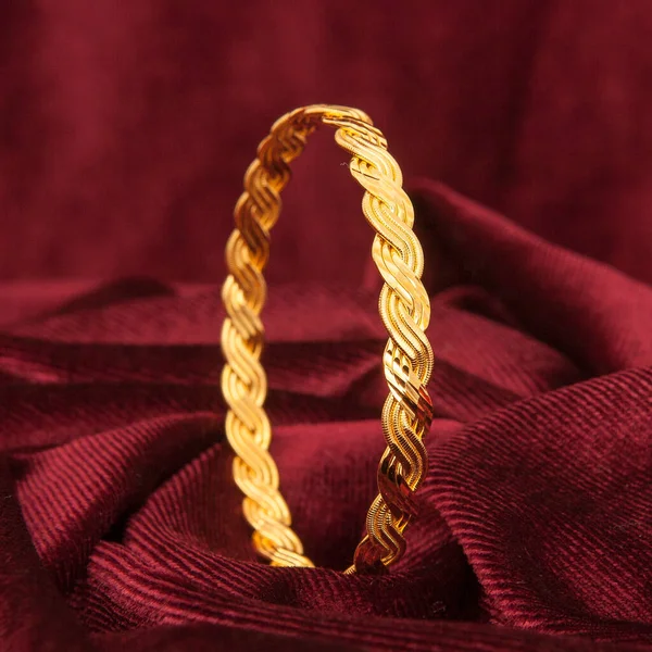 Γυναικεία Χρυσά Κοσμήματα Ζωγραφισμένα Κόκκινο Βελούδινο Ύφασμα — Φωτογραφία Αρχείου