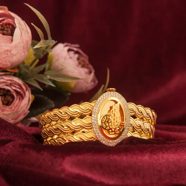 Dámské Zlaté Šperky Nakreslené Červenou Sametovou Tkaninu — Stock fotografie