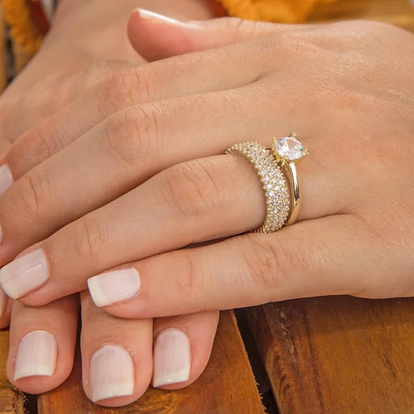 Plata Anillos Boda Con Dibujos Modelo Femenino Diferente Color Parte —  Fotos de Stock