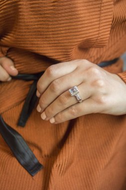 Gümüş, kadın modelinde desenli alyanslar, arkasında farklı renkler..