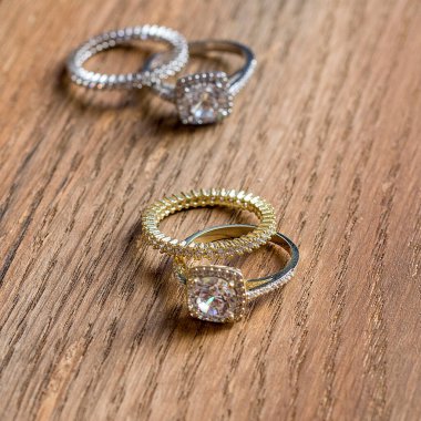 Dikkatlice çizilmiş mücevherler. Halkalar ve aksesuarlar