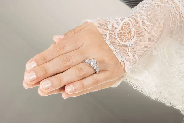Ezüst Mintás Jegygyűrűk Női Modellen Különböző Színben Hátán — Stock Fotó