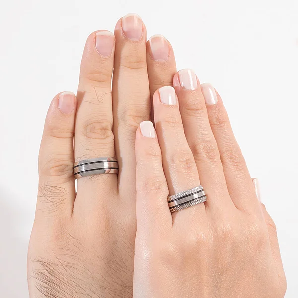 Pair Silver Wedding Rings Worn Finger Male Female Model — Stock Photo, Image