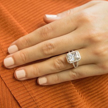 Gümüş, kadın modelinde desenli alyanslar, arkasında farklı renkler..