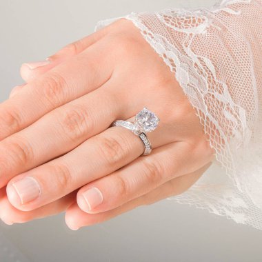 Gümüş, kadın modelinde desenli alyanslar, arkasında farklı renkler..