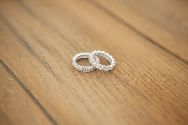 Zilveren Ringen Voor Dames Houten Vloer — Stockfoto