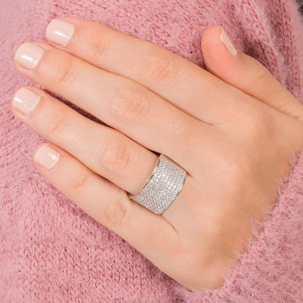 Anéis Prata Das Mulheres Chão Rosa — Fotografia de Stock