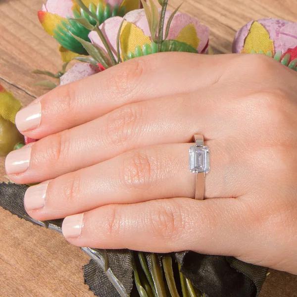 Stříbro Vzorované Snubní Prsteny Ženském Modelu Jiná Barva Zadní Straně — Stock fotografie