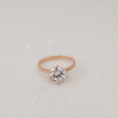 Dikkatlice çizilmiş mücevherler. Halkalar ve aksesuarlar