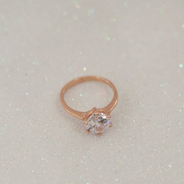 Dikkatlice çizilmiş mücevherler. Halkalar ve aksesuarlar