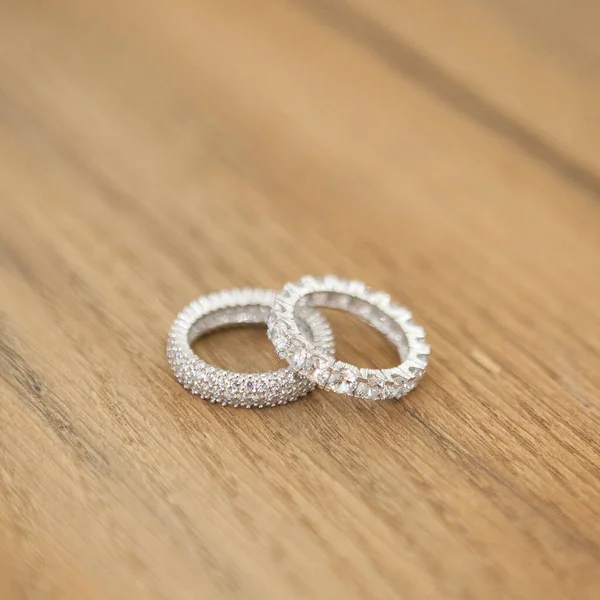 Zilveren Ringen Voor Dames Houten Vloer — Stockfoto