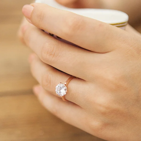 Silver Patterned Wedding Rings Female Model Different Color Back — Stock Photo, Image