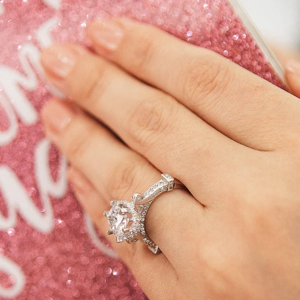 Silver Patterned Wedding Rings Female Model Different Color Back — Stock Photo, Image