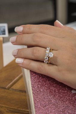 Gümüş, kadın modelinde desenli alyanslar, arkasında farklı renkler..