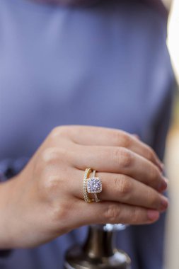 Kadın aksesuarı, parmağında gümüş kadın yüzüğü, zarif altın yüzük..