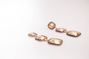 Beyaz arkaplanda fotoğraflanmış küpeler