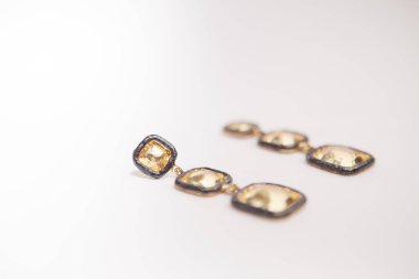 Beyaz arkaplanda fotoğraflanmış küpeler