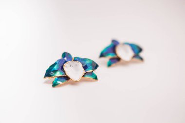 Beyaz arkaplanda fotoğraflanmış küpeler