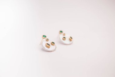 Beyaz arkaplanda fotoğraflanmış küpeler