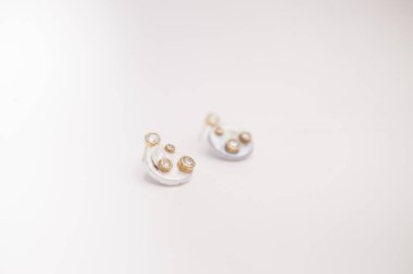 Beyaz arkaplanda fotoğraflanmış küpeler