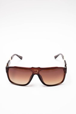 Beyaz arkaplan açan iyi ışıklandırılmış gözlüklerin görüntüsü