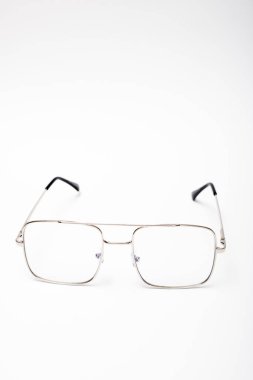 Beyaz arkaplan açan iyi ışıklandırılmış gözlüklerin görüntüsü