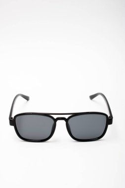 Beyaz arkaplan açan iyi ışıklandırılmış gözlüklerin görüntüsü