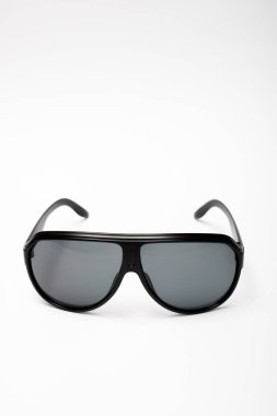 Beyaz arkaplan açan iyi ışıklandırılmış gözlüklerin görüntüsü