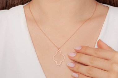 Kadın mücevher konsepti fotoğrafı. E-ticaret, sosyal medya, kadın mücevherlerindeki ürün fotoğrafçılığı.