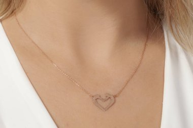 Kadın mücevher konsepti fotoğrafı. E-ticaret, sosyal medya, kadın mücevherlerindeki ürün fotoğrafçılığı.