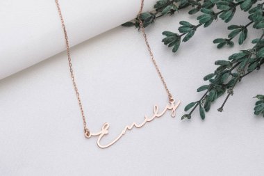 Kadın mücevher konseptiyle fotoğraf çekimi. Yüzüklerin, kolyelerin, bileziklerin, küpelerin ve mücevherlerin resimleri..