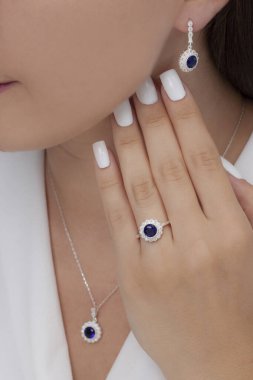 Kadın mücevher konseptiyle fotoğraf çekimi. Yüzüklerin, kolyelerin, bileziklerin, küpelerin ve mücevherlerin resimleri..