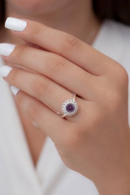 Bir mankenle mücevher takan bir kadının fotoğrafı. Sosyal medya, e-ticaret ve ürün satışları için mücevher fotoğrafları. Yüzükler, kolyeler, küpeler, mücevherler, bilezikler..