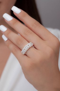 Bir mankenle mücevher takan bir kadının fotoğrafı. Sosyal medya, e-ticaret ve ürün satışları için mücevher fotoğrafları. Yüzükler, kolyeler, küpeler, mücevherler, bilezikler..