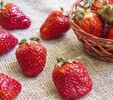 Ahşap sepet mellow taze kırmızı yaz çilek Jüt çuval bezi üzerinde tam tuval arka plan