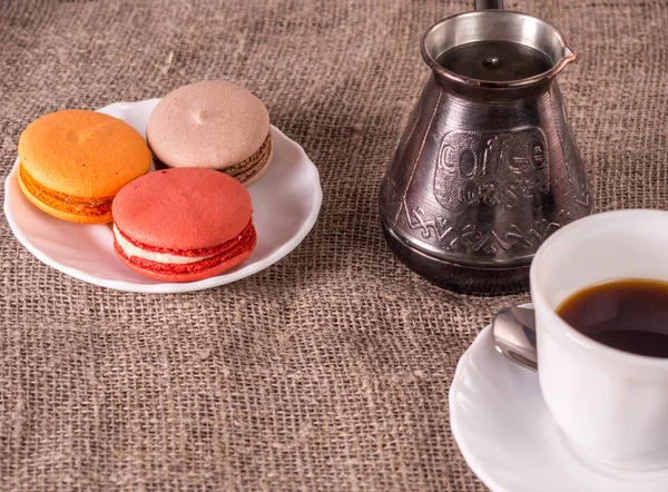 Weißer Becher Mit Kaffee Einer Metallkaffeekanne Und Kuchen Auf Einem — Stockfoto