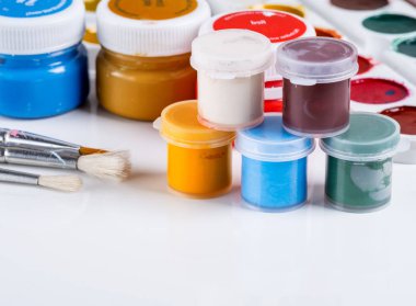 Kavanoz ve püsküllü beyaz bir arka plan üzerine çizmek için akrilik boya