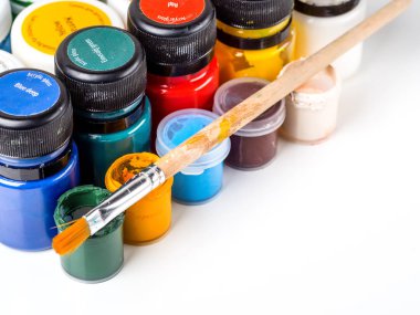 Boya ve beyaz bir arka plan üzerine çizmek için fırça