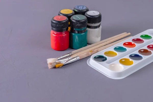 水彩画と絵筆を持つアーティストの机 — ストック写真